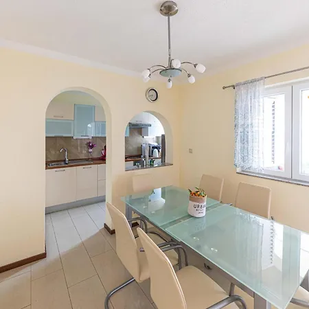 5 Bedroom Amazing In Okrug Gornji Holiday home