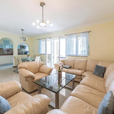 Holiday home 5 Bedroom Amazing In Okrug Gornji