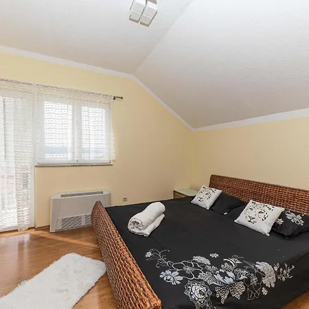 5 Bedroom Amazing In Okrug Gornji Casa de Férias