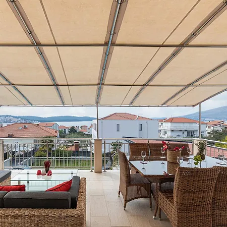 Holiday home 5 Bedroom Amazing In Okrug Gornji