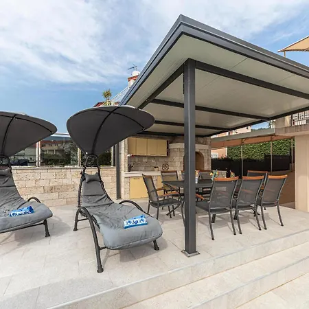5 Bedroom Amazing In Okrug Gornji Holiday home *