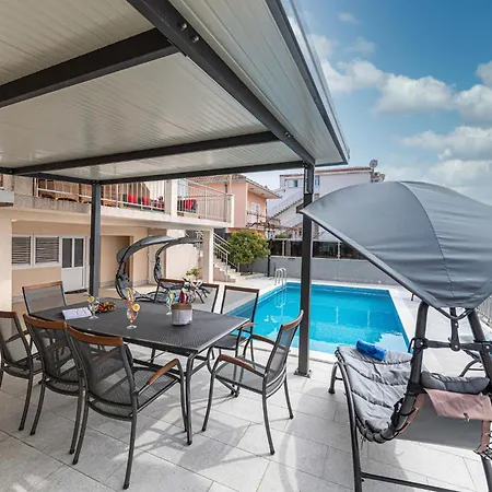 5 Bedroom Amazing In Okrug Gornji Holiday home *