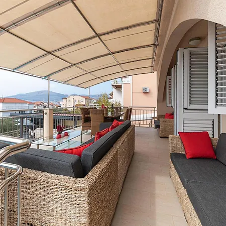 5 Bedroom Amazing In Okrug Gornji Holiday home *